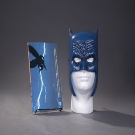 BATMAN: THE DARK KNIGHT RETURNS BOOK & MASK SET