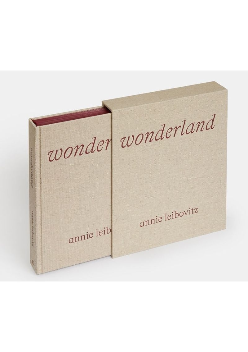 ANNIE-LEIBOVITZ-WONDERLAND-LUXURY